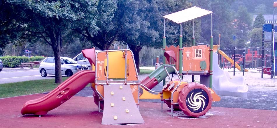 Zone 4 > 10 ans, espace adapté aux enfants avec ou sans handicap. Aire de jeux du centre sportif communal d'Aywaille.