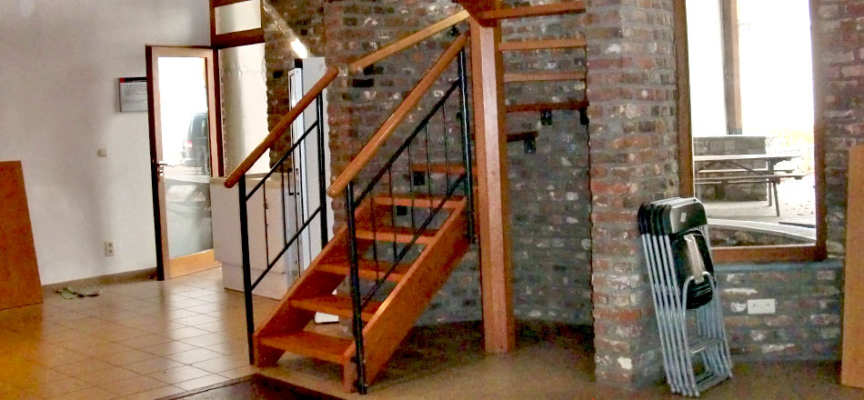 Halle de Deigné, escalier d'accès à la mezzanine